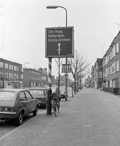 857494 Afbeelding van een wegwijzer aan de Marnixlaan te Utrecht, kort voor de kruising met de Amsterdamsestraatweg.